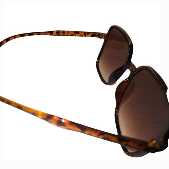 🆕Ladies Oversized Mirrored Sunglasses Retro-Inspired Eyewear UV400 - Picture 2 of 5